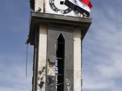 La bandera siria, en una torre en la plaza central de Qusair, tras la toma de la ciudad por el Gobierno.