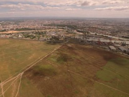 Vista aérea de los terrenos de Tablada con Sevilla al fondo.