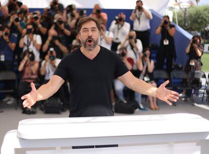 Bardem atiende a los fotógrafos antes de su charla.