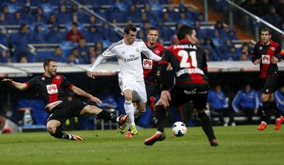 Bale regate a Rat ante la mirada de Saúl