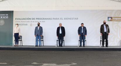 Esta imagen del sábado 23 de enero muestra al presidente mexicano, López Obrador, junto a la subsecretaria de Desarrollo Social, Ariadna Montiel; el gobernador de Nuevo León, Jaime Rodríguez; y el secretario de Desarrollo Social, Javier May, en el Estado de Nuevo León, al norte de México.