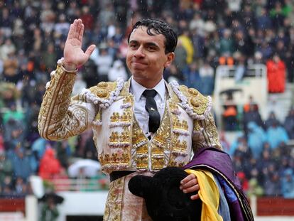 Juan de Castilla sale de la plaza de Vic empapado por la lluvia.