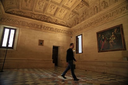 La Sala Capitular baja del Ayuntamiento cuenta con una bóveda rebajada en la que están esculpidos todos los reyes castellano-leoneses que reinaron en España desde el año 866 hasta mediados del siglo XVI. Las figuras estaban policromadas en tonos dorados, verdes, azules y negros. En la sala se encuentra el lienzo 'Santas Justa y Rufina', de Juan de Espinal.