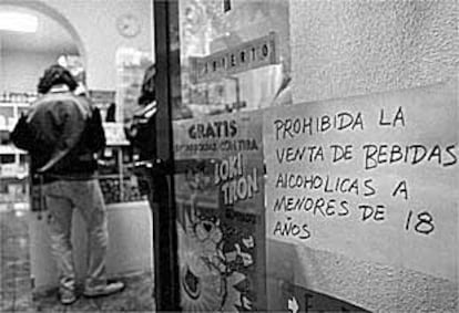 Un cartel advierte de la prohibición de vender alcohol a menores en un comercio madrileño.