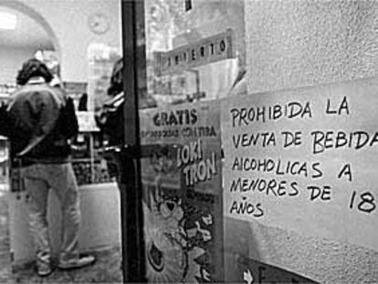 Un cartel advierte de la prohibición de vender alcohol a menores en un comercio madrileño.