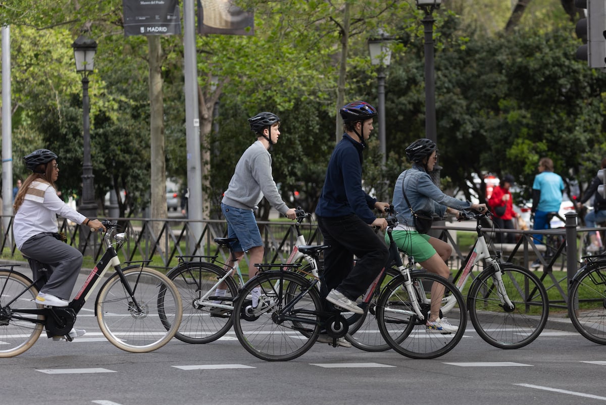 De ciclistas a personas que van en bici: así se están haciendo de oro los fabricantes gracias a los modelos eléctricos