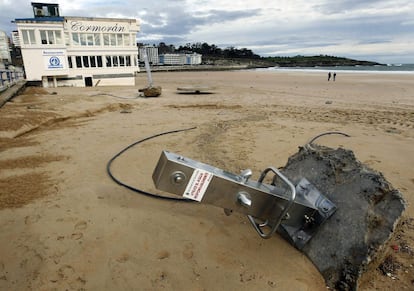 <b>Una fuerza inusitada.</b> Ni las duchas -en la imagen, El Sardinero- han resistido la furia de las olas y el viento. En la costa cntabra el temporal ha azotado con una fuerza inusitada. Aemet prev para este fin de semana nuevos frentes en la comunidad, para la que ha decretado la alerta mxima.