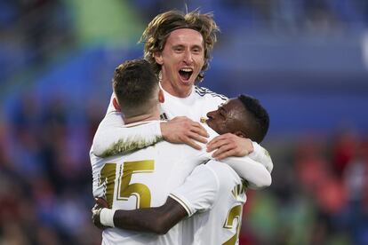 Los jugadores del Real Madrid, Luka Modric, Vinicius y Fede Valverde, celebran el gol del croata.