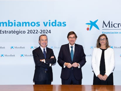 El presidente de MicroBank, Juan Carlos Gallego; el presidente de CaixaBank, José Ignacio Goirigolzarri, y la directora general de MicroBank, Cristina González.