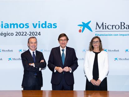 Desde la izquierda, el presidente de MicroBank, Juan Carlos Gallego; el presidente de CaixaBank, José Ignacio Goirigolzarri, y la directora general de MicroBank, Cristina González Viu, en la presentación del plan estratégico de MicroBank 2022-2024.