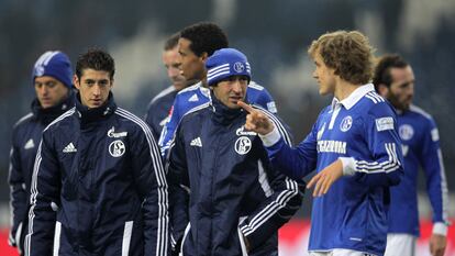 Sergio Escudero y Raúl con Pukki, después de un partido en el Veltins Arena en febrero de 2012.