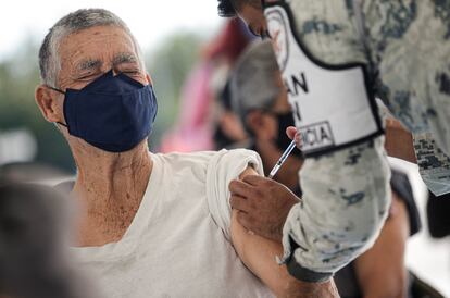 Un hombre recibe la tercera dosis de la vacuna AstraZeneca contra la covid-19 en Monterrey, Mexico