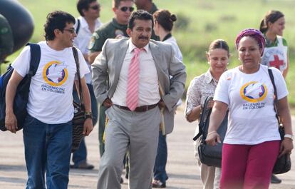 Danilo Rueda y la senadora Piedad Córdoba durante la liberación de un secuestrado por las FARC, José Acuña, en el aeropuerto de Florencia, Caquetá, el 11 de febrero de 2011.