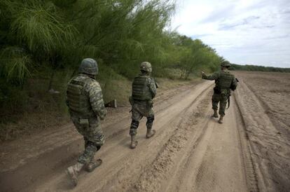Soldados mexicanos patrullan una zona al noreste de México.