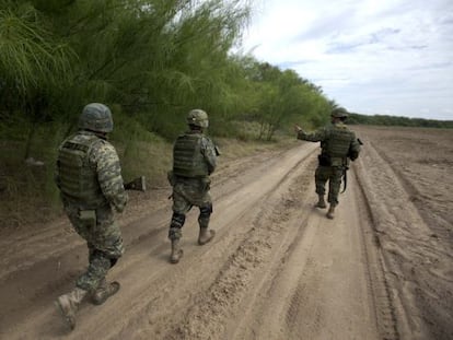 Soldados mexicanos patrullan una zona al noreste de M&eacute;xico.
