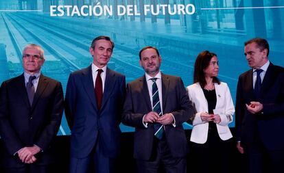 El ministro de Transportes, José Luis Ábalos, acompañado esta mañana en la estación de Chamartín por el presidente de Renfe, Isaías Táboas; el presidente de DCN, Álvaro Aresti; la presidenta de Adif, Isabel Pardo de Vera, y el delegado del Gobierno en la Comunidad de Madrid, José Manuel Franco.