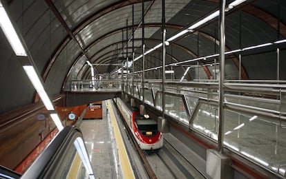 Interior de la estaci&oacute;n de Cercan&iacute;as de Sol.