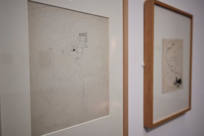 A la izquierda, el dibujo ‘La vista y el tacto’ (1929-1930), en el que se basa la exposición en el Centro Federico García Lorca de Granada.