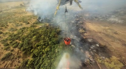 Descarga en el incendio de Navafría, este domingo. Tres incendios forestales, los de Monsagro (Salamanca), Navafría (Segovia) y Cebreros (Ávila) son este domingo los más virulentos de la treintena de fuegos en los que ha intervenido en las últimas horas el Servicio de Extinción de Incendios de la Junta de Castilla y León.