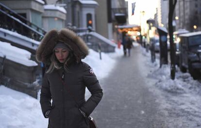 Una mujer camina por la calle en Montreal (Canadá) pertrechada con prendas de invierno. Las temperaturas han bajado de los 15 grados bajo cero en los últimos días.