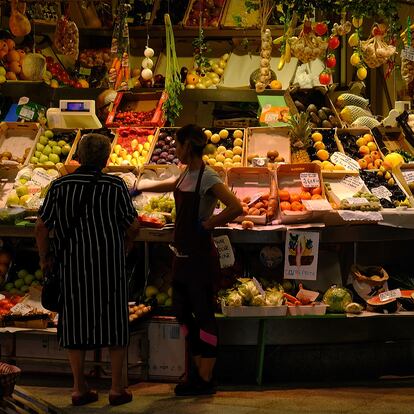 Sevilla 17/09/24 Trabajador en una fruteria en el mercado de la encarnación de Sevilla. Empleo, Pib, paro, inflación  foto ALEJANDRO RUESGA