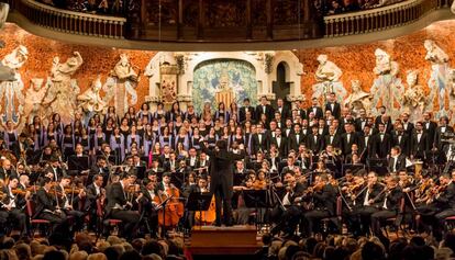 El director Gustavo Adolfo Dudamel y su orquesta, en el Palau de la M&uacute;sica. 