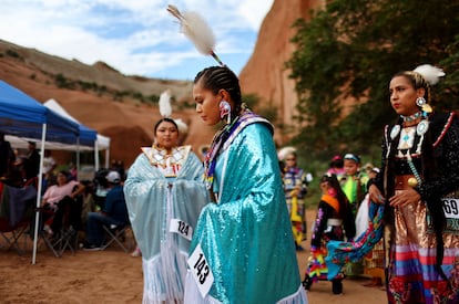 Unas bailarinas se preparan para participar en el 'powwow', una ceremonia donde los nativos cantan y bailan para celebrar su cultura.