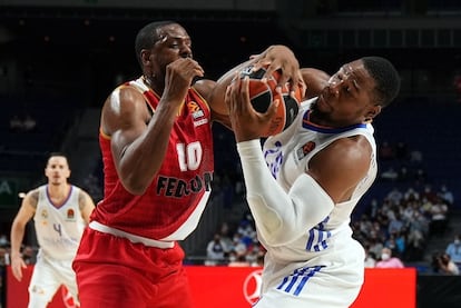 Yabusele arrebata un rebote a Will Thomas