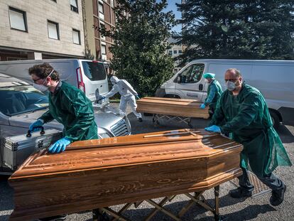 El Hospital Ponte San Pietro, en la provincia de Bérgamo, utiliza el gimnasio del centro como cámara mortuoria.