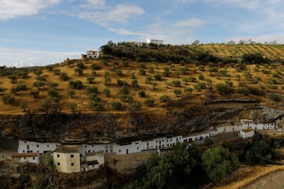 Se podría detectar una plantilla o patrón para todos los Pueblos Blancos: el mismo cuño físico y la misma secuencia histórica. En la foto, una vista panorámica de Setenil de las Bodegas.