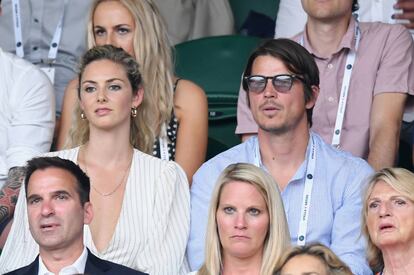 Josh Hartnett junto a Tamsin Egerton, muy atentos a todo lo que ocurría durante el partido.