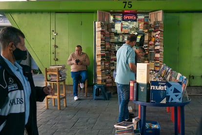 Francisco Suárez en su librería bajo el puente de Fuerzas Armadas en Caracas.