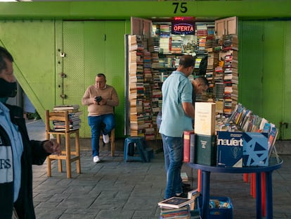 Francisco Suárez en su librería bajo el puente de Fuerzas Armadas en Caracas.