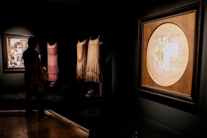 Un hombre visita la exposición "Picasso/Chanel" que explora la relación de dos grandes creadores del siglo XX: Pablo Picasso y Gabrielle Chanel que se muestra en el Museo Nacional Thyssen-Bornemisza de Madrid. 