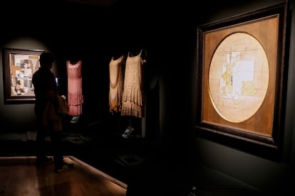 Un hombre visita la exposición "Picasso/Chanel" que explora la relación de dos grandes creadores del siglo XX: Pablo Picasso y Gabrielle Chanel que se muestra en el Museo Nacional Thyssen-Bornemisza de Madrid.