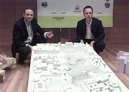 Jürgen Mayer (izquierda) y Andre Santer, ganadores del concurso sobre la plaza de la Encarnación de Sevilla, muestran la maqueta del proyecto.
