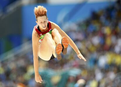 La croata Mikela Ristoski compite en salto de longitud.