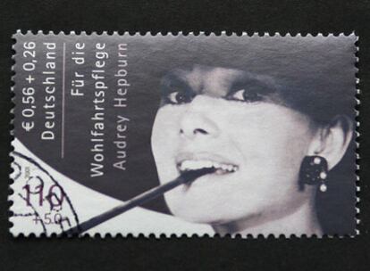 El sello de Audrey Hepburn, que se subasta hoy en Berlín.