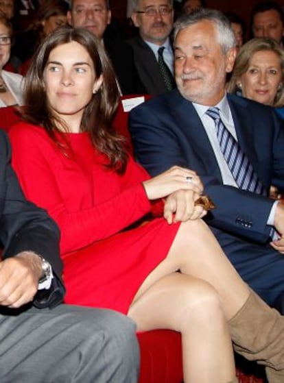 María González, hija del expresidente Felipe González, junto al presidente andaluz, José Antonio Griñán.