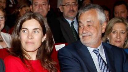 María González, hija del expresidente Felipe González, junto al presidente andaluz, José Antonio Griñán.