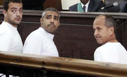 Greste, primer per la dreta, en una vista del judici al costat dels seus dos companys a Al Jazeera Baher Mohamed, esquerra, i Mohamed Fahmy.