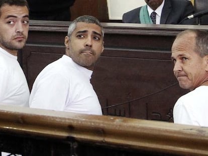 Greste, primer per la dreta, en una vista del judici al costat dels seus dos companys a Al Jazeera Baher Mohamed, esquerra, i Mohamed Fahmy.