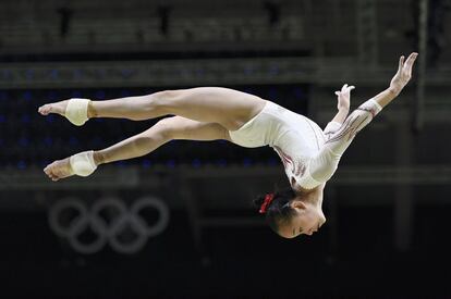 La gimnasta Wang Yan de China, practicando un salto en el pavellón de gimnasia artística femenina de Río de Janeiro. 
