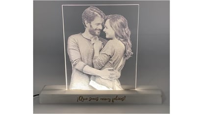 Este regalo tan romántico es un panel led con soporte y una serigrafía de pareja con la que decorar cualquier rincón.