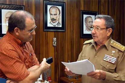 Raúl Castro habla con un periodista del diario <i>Granma</i>, en La Habana.