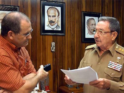 Raúl Castro habla con un periodista del diario <i>Granma</i>, en La Habana.