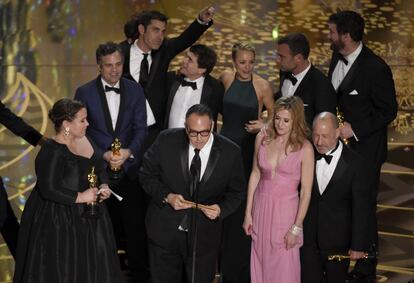Michael Sugar agraeix l'Oscar a la millor pel·lícula per 'Spotlight'.