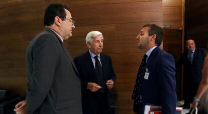 Juli&aacute;n Atienza, con bigote, y Mariano Jos&eacute; Herrera, con gafas, antes de comparecer. 