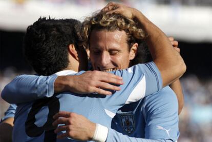 Luis Suárez y Forlán se abrazan en el primer gol de Uruguay.