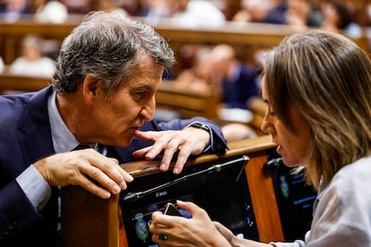 Alberto Núñez Feijóo conversa con Cuca Gamarra.